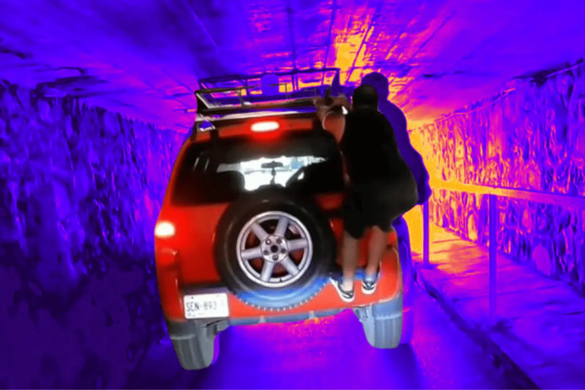 En el video, se observa cómo un hombre desciende de la camioneta e intenta solucionar el problema improvisando. Foto: Canva.