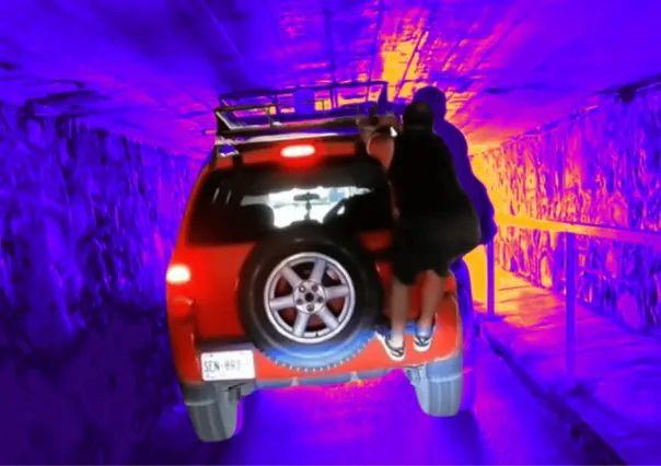 VIDEO I Camioneta queda atorada en el "túnel" de Santa Catarina