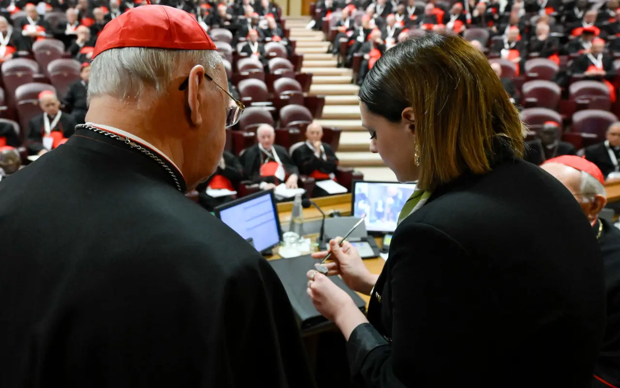 Momento de la anulación de los símbolos papales. Foto: X (@news_vaticano)