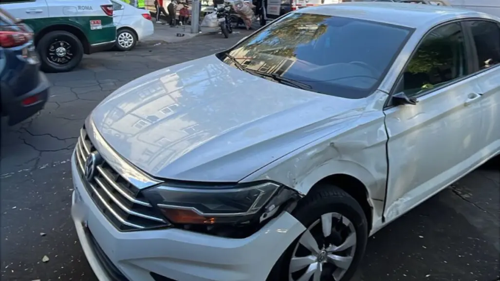 Choque de moto contra un auto en la Cuauhtémoc deja dos heridos