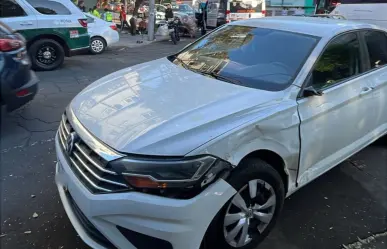 Choque de moto contra un auto en la Cuauhtémoc deja dos heridos
