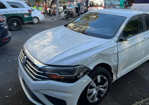 Choque de moto contra un auto en la Cuauhtémoc deja dos heridos
