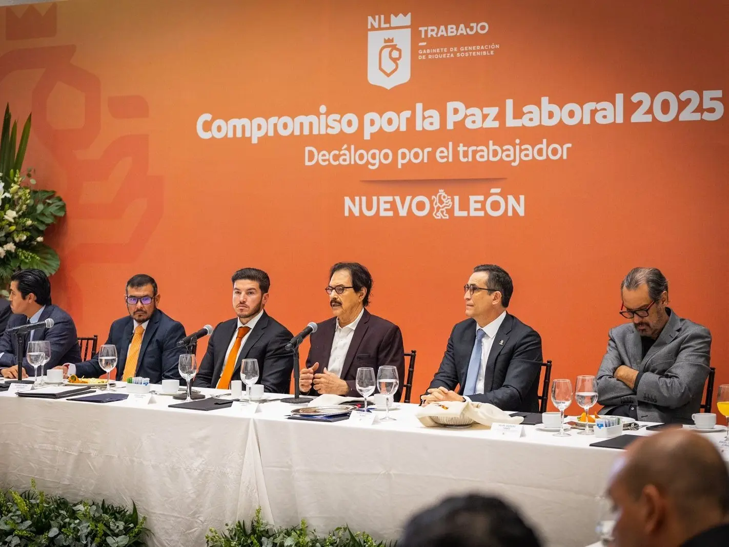 En su intervención frente a líderes sindicales y representantes del sector empresarial, Ismael Flores destacó que el transporte originalmente se perfilaba como un modelo de primer mundo. Foto: Gobierno de Nuevo León.