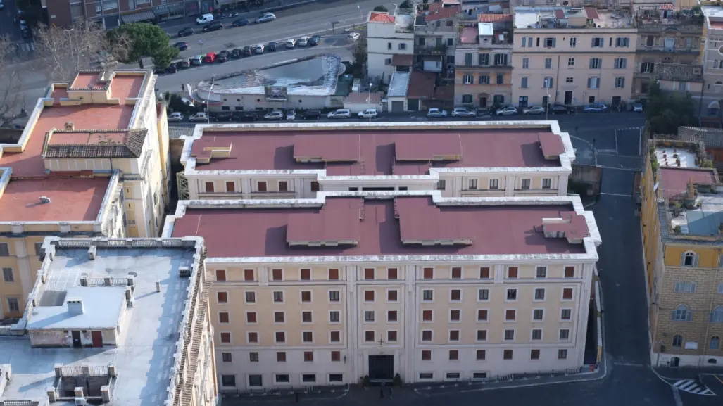 Cardenales se encierran en la Casa Santa Marta previo al Cónclave; no tienen comunicación