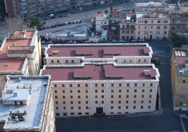 Cardenales se encierran en la Casa Santa Marta previo al Cónclave; no tienen comunicación