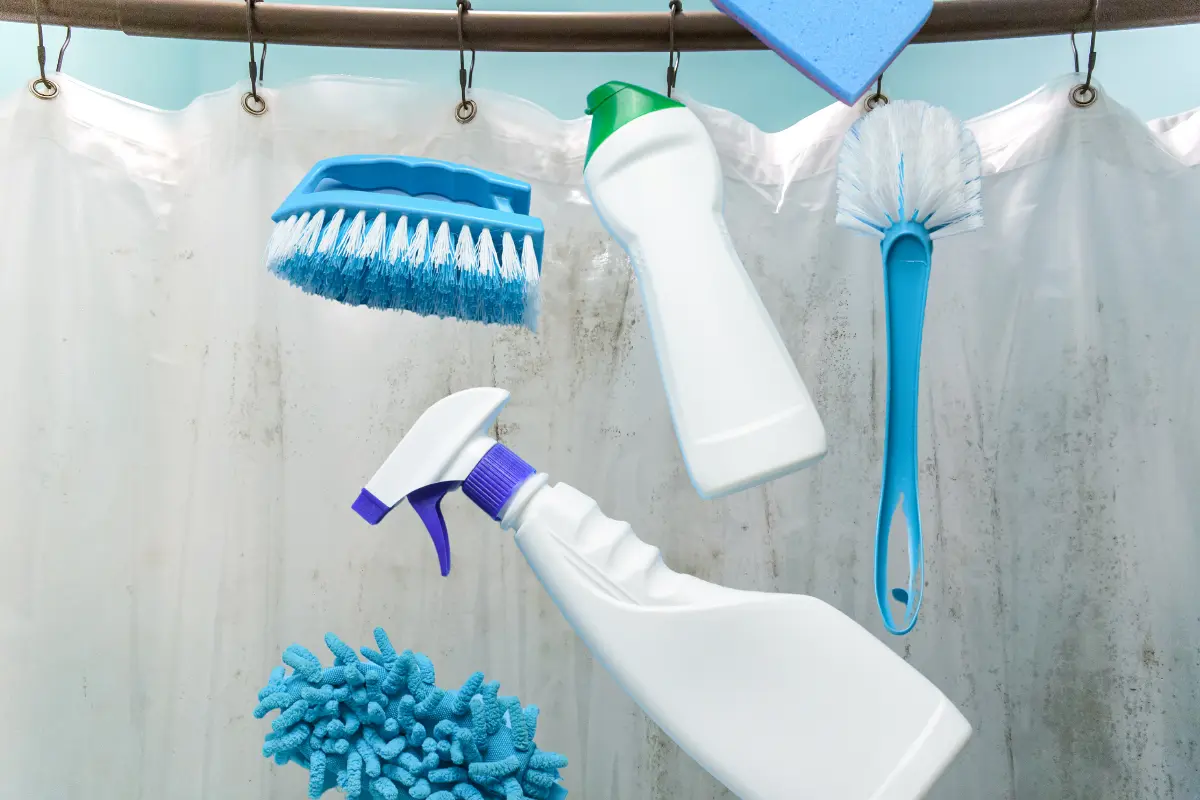 La cortina de baño debe mantenerse limpia y libre de moho porque puede provocar alergias y otras enfermedades. Foto: Canva