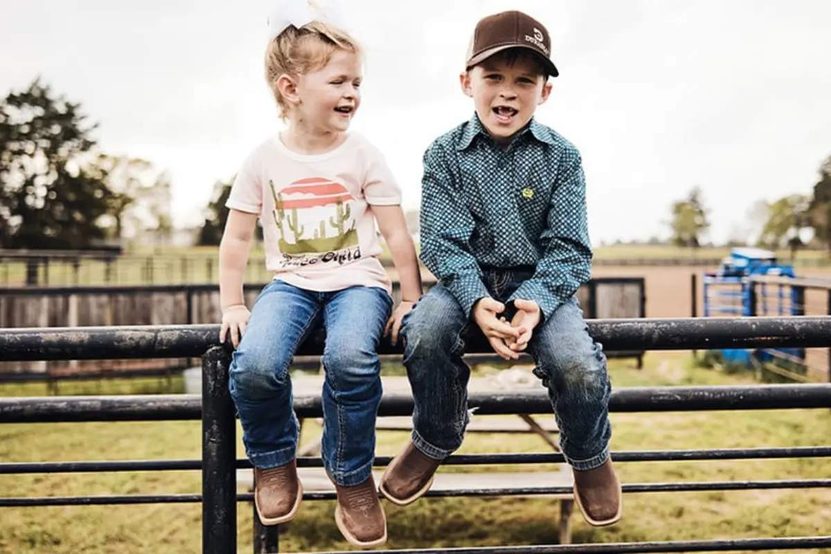Especialistas en salud infantil advierten que su uso prolongado puede afectar negativamente el desarrollo del pie y la postura de los pequeños. Durango Boots