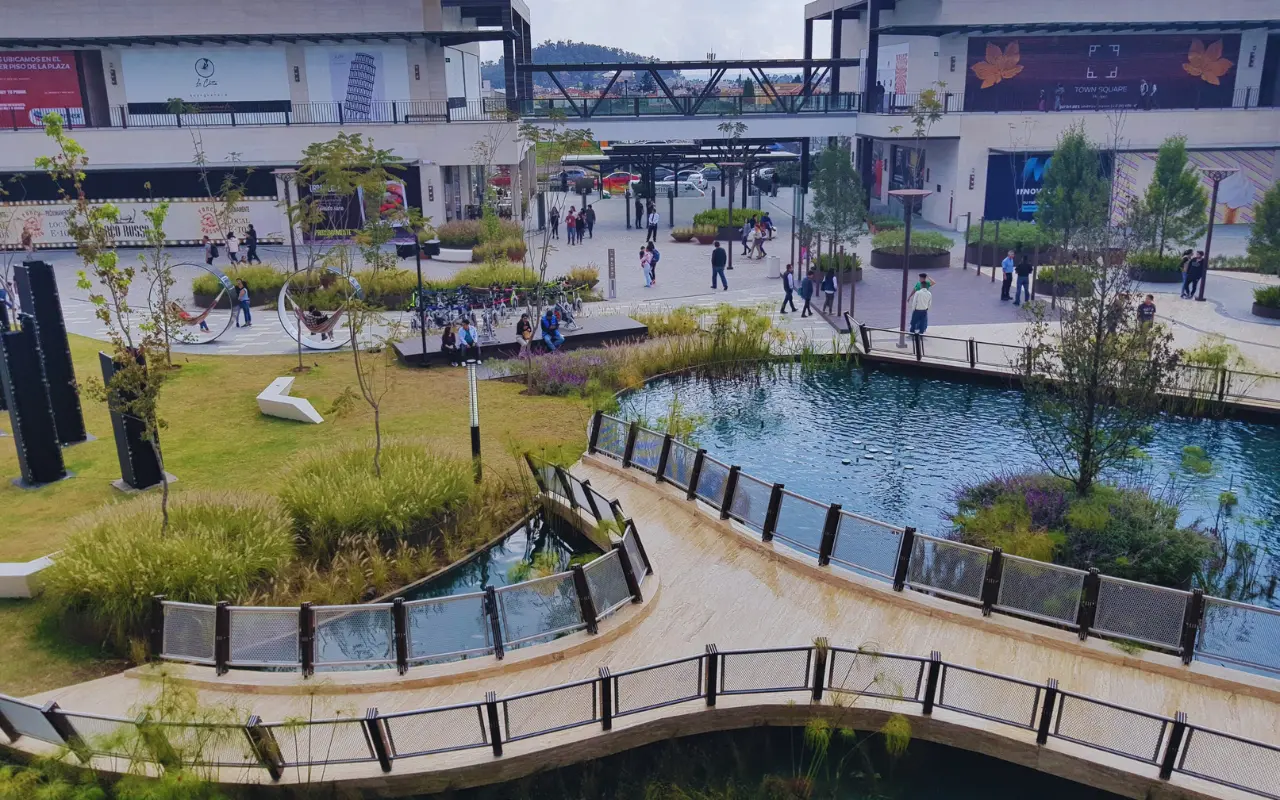 Town Square Metepec, uno de los centros comerciales más destacados del Estado de México, combina espacios al aire libre, tiendas exclusivas y un ambiente familiar único. Foto: X/ @lorelunita10 (Canva)