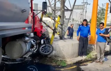 Motociclista muere prensado tras choque con pipa de agua en Tecámac