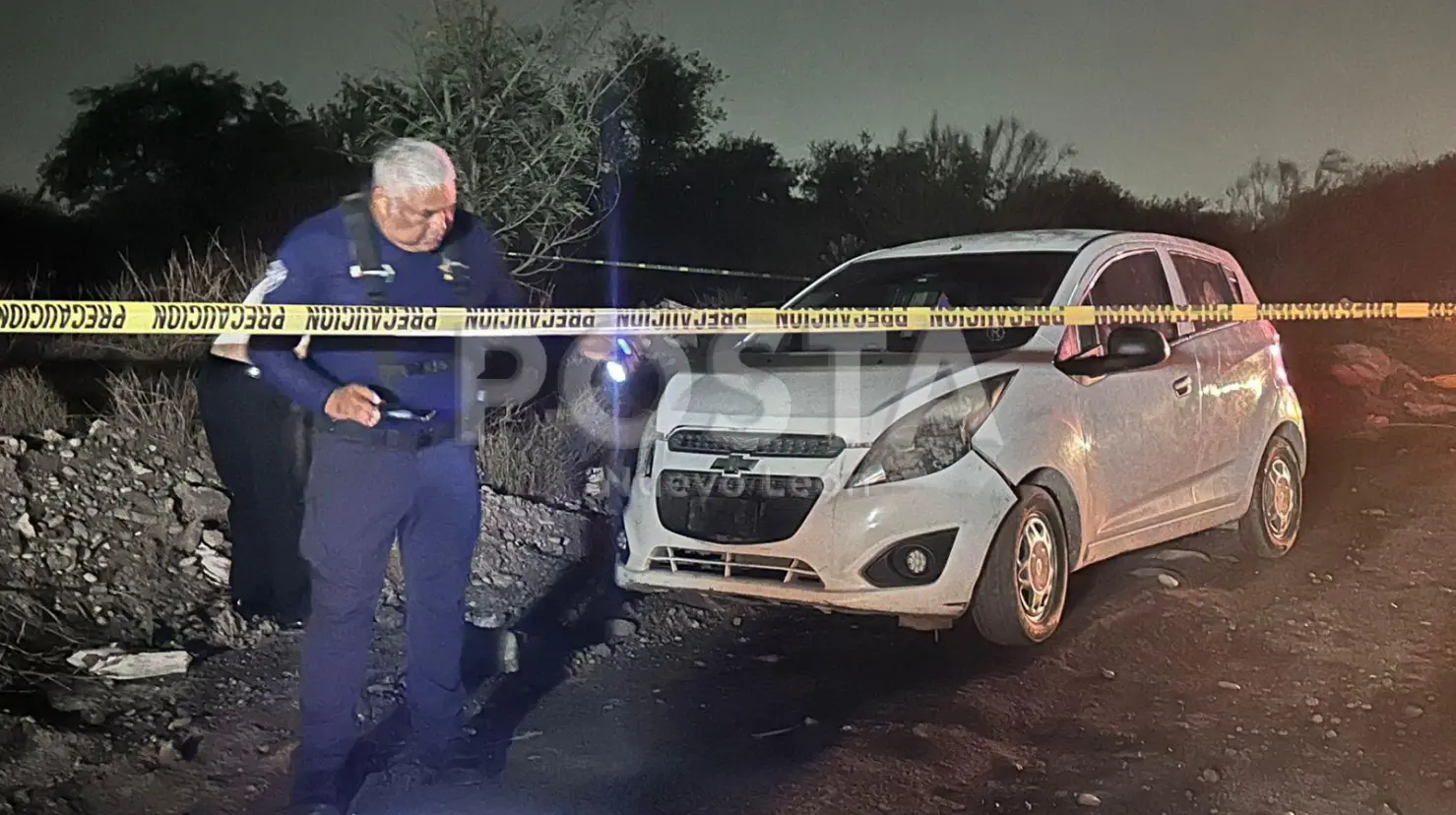 El auto, con daños visibles en la polvera, fue encontrado abandonado en una brecha de la calle Emilio Zapata, cerca de la colonia Misión de los Olivos, en Apodaca. Foto: POSTA.