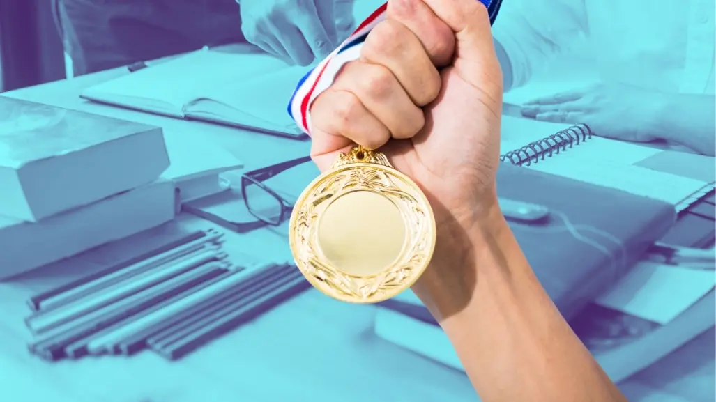 Conoce la medalla que reconoce la vocación docente en Nuevo León cada Día del Maestro