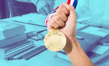 Conoce la medalla que reconoce la vocación docente en Nuevo León cada Día del Maestro