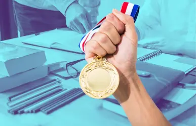 Conoce la medalla que reconoce la vocación docente en Nuevo León cada Día del Maestro