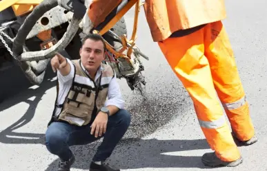 Manuel Guerra Cavazos lidera brigadas de bacheo en la colonia Real de Capellanía