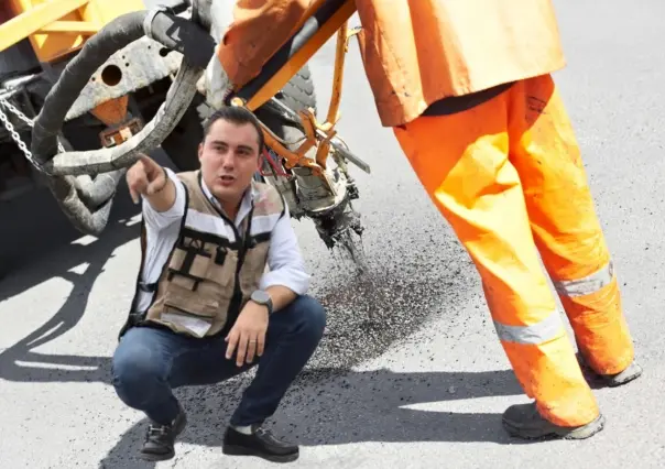 Manuel Guerra Cavazos lidera brigadas de bacheo en la colonia Real de Capellanía