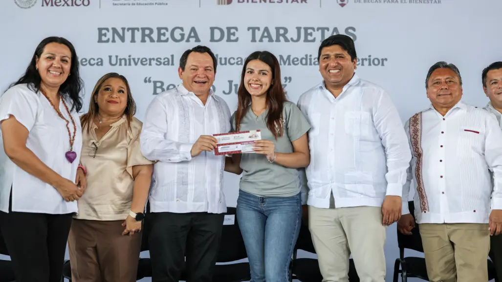 Gobernador de Yucatán entrega becas Benito Juárez a jóvenes estudiantes
