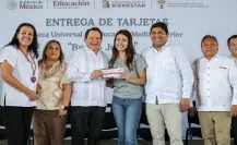 Gobernador de Yucatán entrega becas Benito Juárez a jóvenes estudiantes
