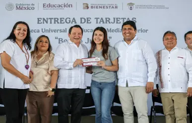 Gobernador de Yucatán entrega becas Benito Juárez a jóvenes estudiantes