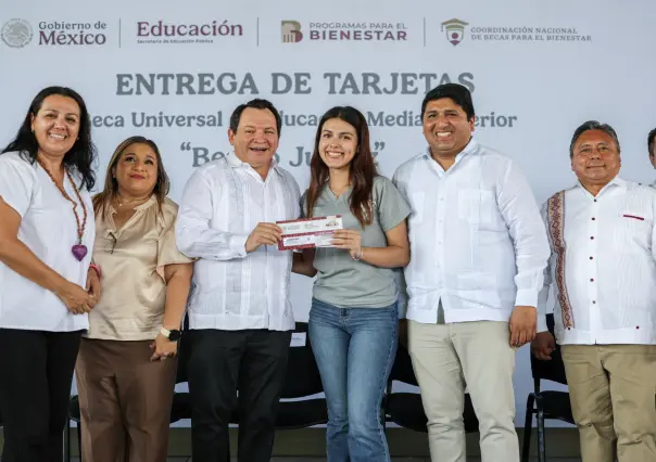Gobernador de Yucatán entrega becas Benito Juárez a jóvenes estudiantes
