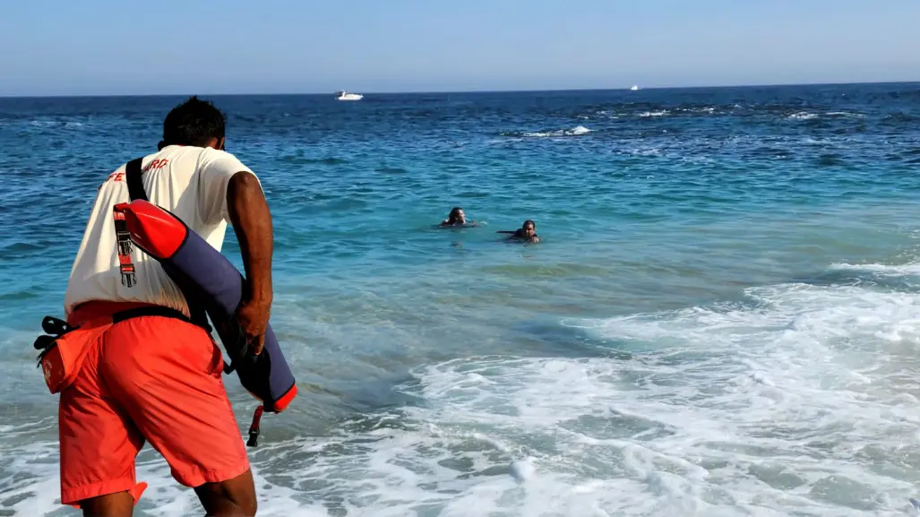 Hombre es rescatado en playa Las Viudas tras sufrir calambres