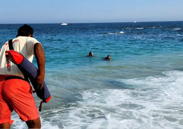 Hombre es rescatado en playa Las Viudas tras sufrir calambres