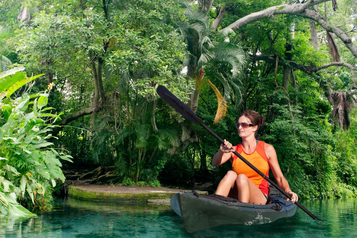 De fondo las Estacas, persona en kayak. Foto: Las Estacas | Canva