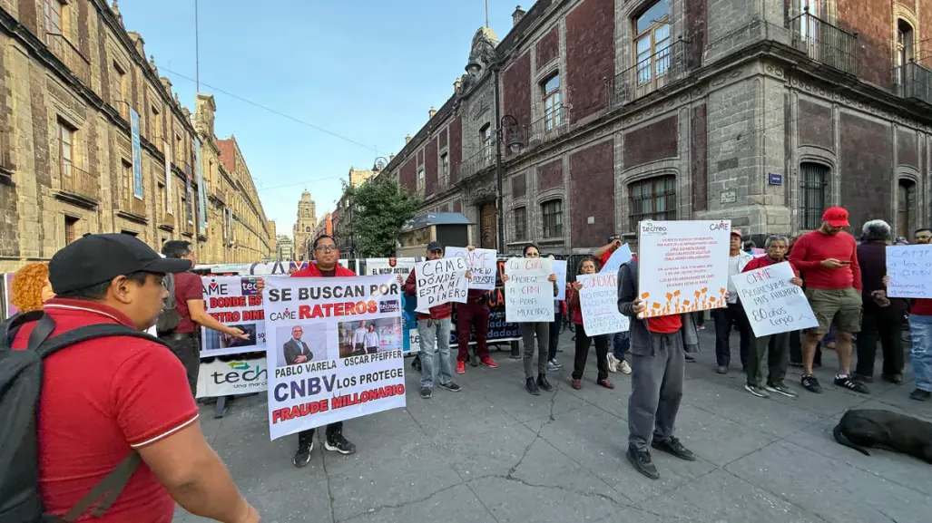 Defraudados por financiera protestan en Palacio Nacional