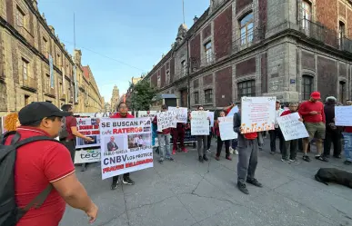Defraudados por financiera protestan en Palacio Nacional