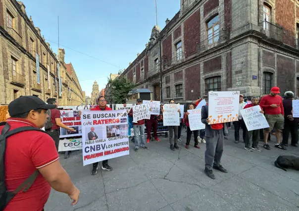 Defraudados por financiera protestan en Palacio Nacional