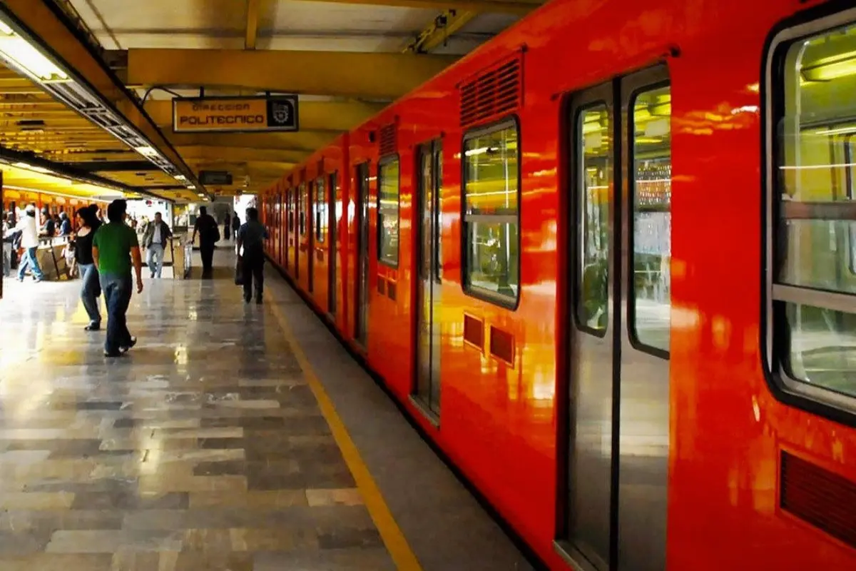 Metro de CDMX estacionado en el andén.    Foto: X (@MORRIS80766176)
