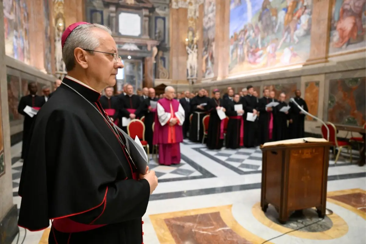 Los cardenales no pueden llevar consigo nada más que sus artículos personales al cónclave. Foto: X @FoodandTravelMX