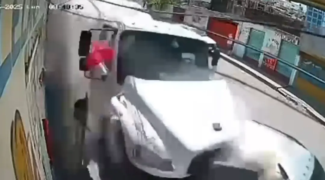 El conductor saltó del vehículo para salvar su vida; cámaras captaron el momento del impacto. Imagen: Captura de pantalla