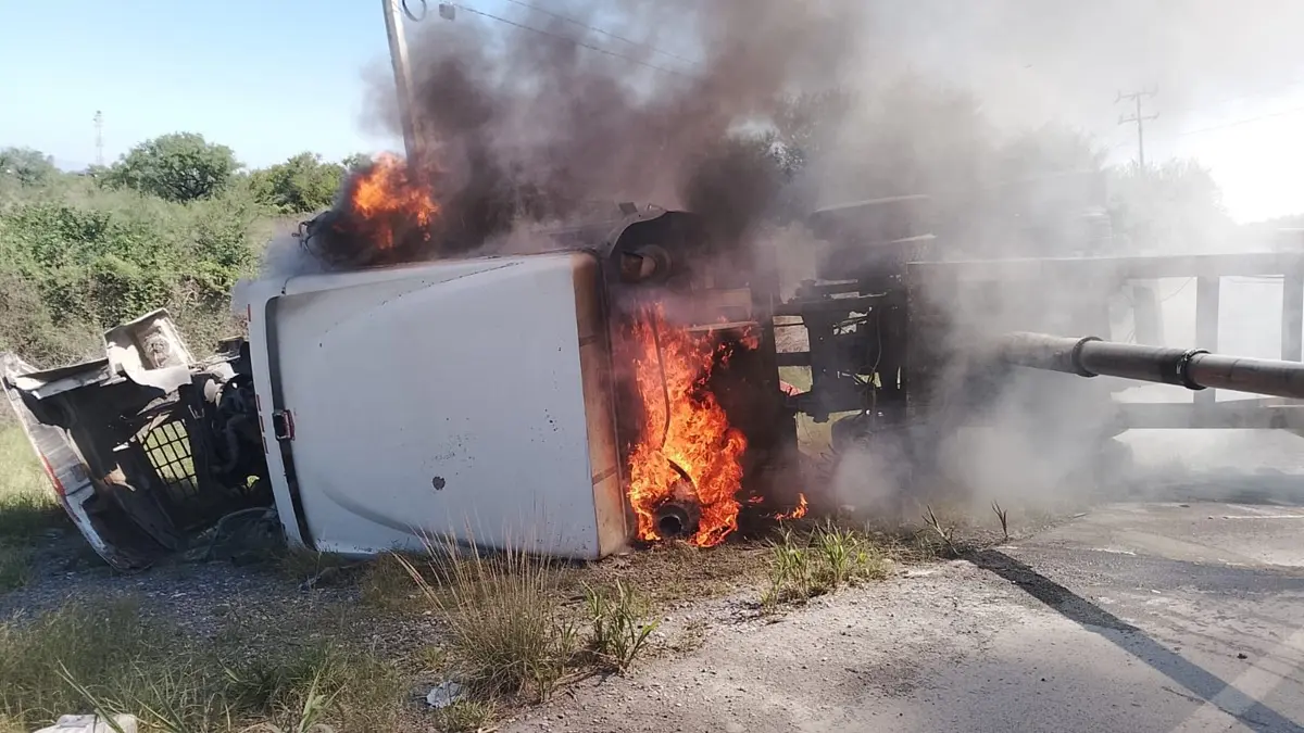 El siniestro ocurrió en la carretera a Colombia, a la altura del cruce con Camino a los Cuates. Foto: Protección Civil de Nuevo León