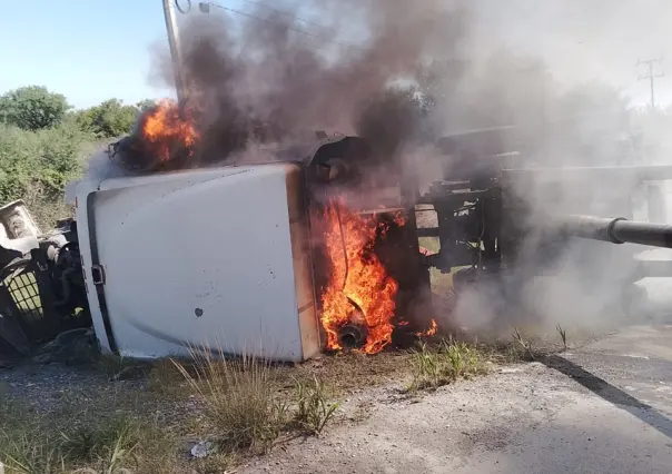 Volcadura de tractocamión provoca incendio en carretera de Salinas Victoria