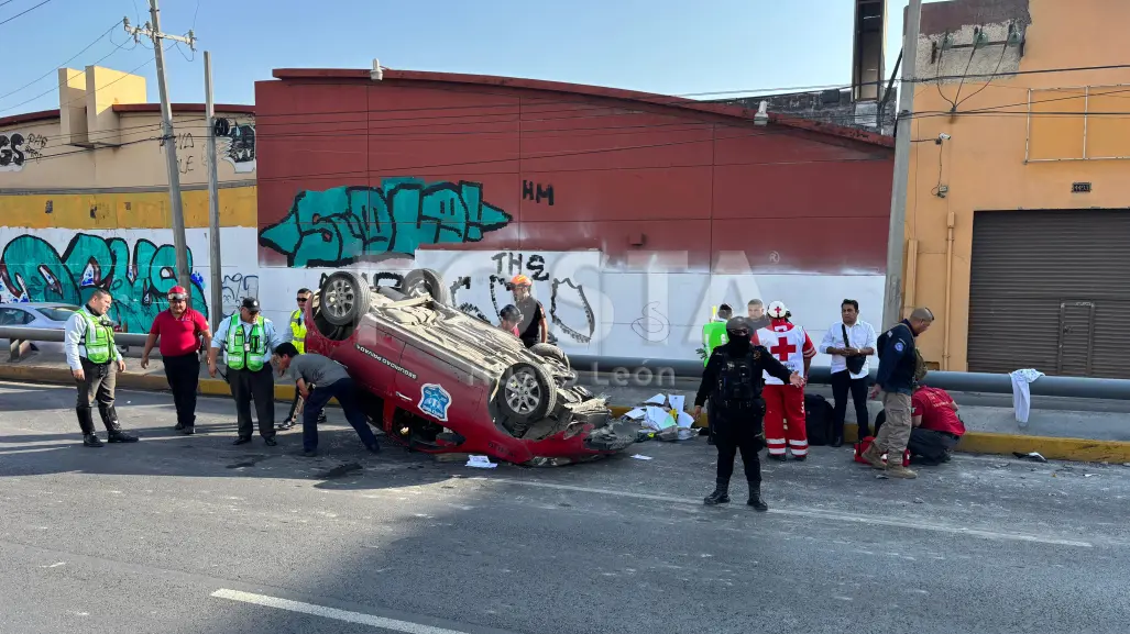 VIDEO | Volcadura en avenida Garza Sada deja 2 heridos y causa tráfico