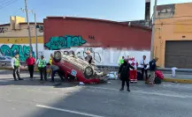 VIDEO | Volcadura en avenida Garza Sada deja 2 heridos y causa tráfico
