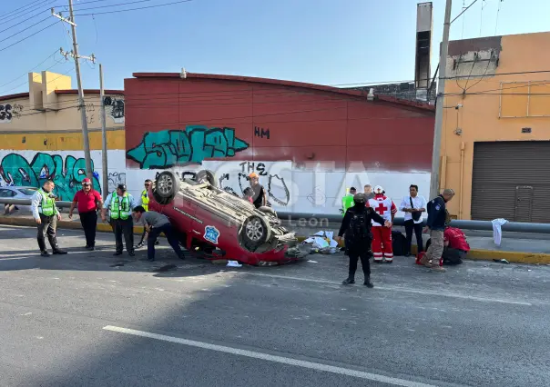 VIDEO | Volcadura en avenida Garza Sada deja 2 heridos y causa tráfico