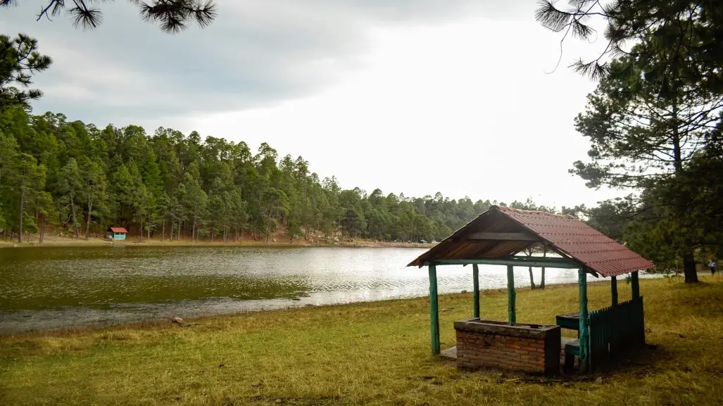 En este lugar dedicado al ecoturismo en Durango puedes pasear a caballo junto a un hermoso lago