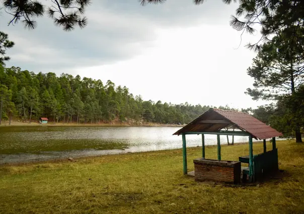 En este lugar dedicado al ecoturismo en Durango puedes pasear a caballo junto a un hermoso lago