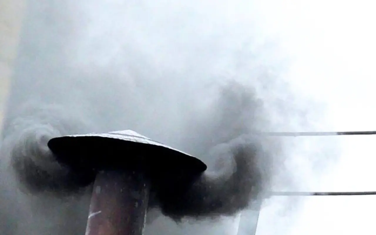 Chimenea en fumata negra. Foto: X (@VaticanNews)