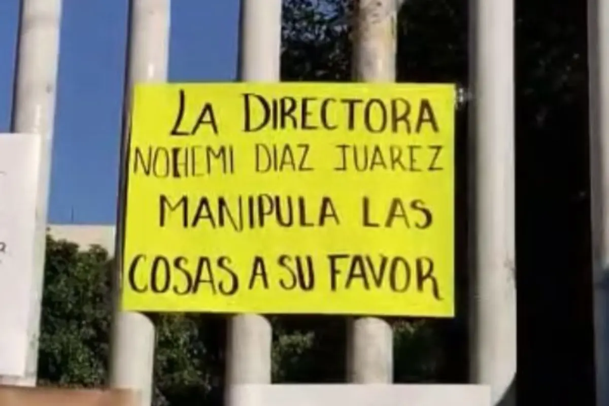 Cartel de padres de familia en Iztapalapa que acusan abuso de autoridad.    Foto: Ramón Ramírez