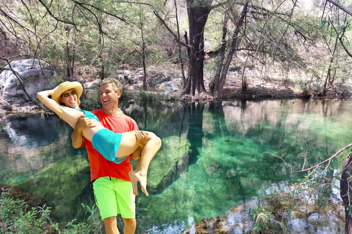 De fondo lugar de aguas cristalinas, pareja de viaje. Foto: Maps (Juan Castrejón) | Canva