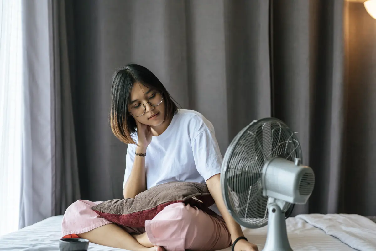 Chica con ventilador. Foto: Freepik | Canva