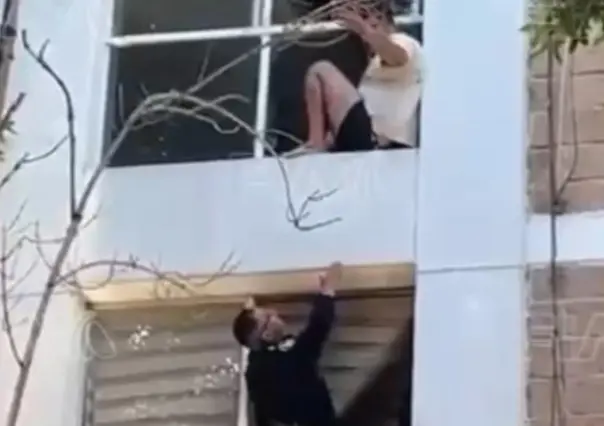 Rescatan a hombre que intentó lanzarse de su departamento en CDMX