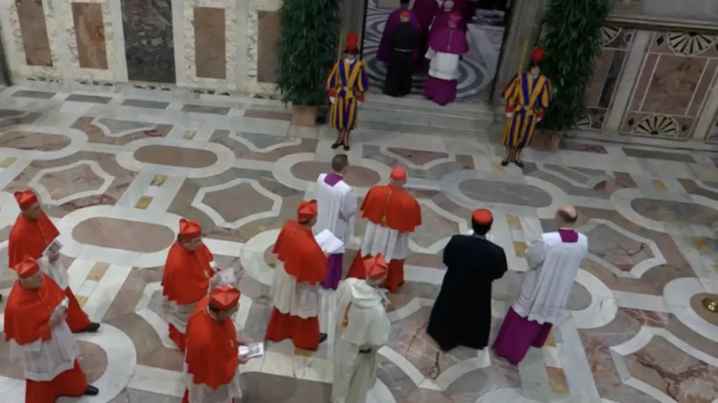 Cónclave inicia en la Capilla Sixtina con procesión de los cardenales