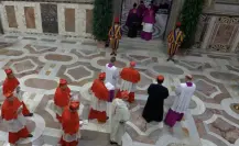 Cónclave inicia en la Capilla Sixtina con procesión de los cardenales