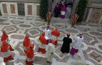 Cónclave inicia en la Capilla Sixtina con procesión de los cardenales