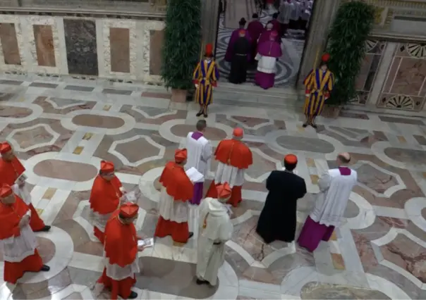 Cónclave inicia en la Capilla Sixtina con procesión de los cardenales