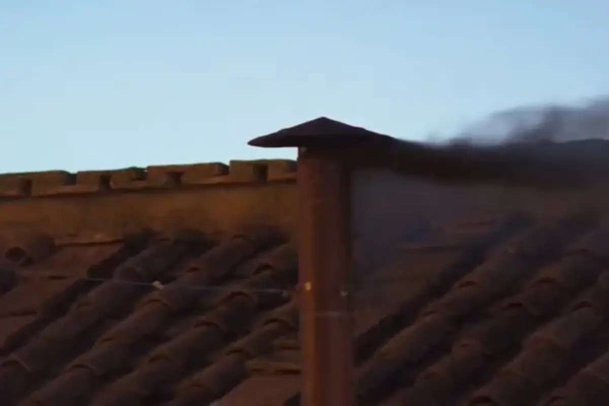 La primera fumata del Cónclave 2025 fue negra, indicando que aún no hay nuevo Papa. Foto: Captura de pantalla | X @news_vaticano