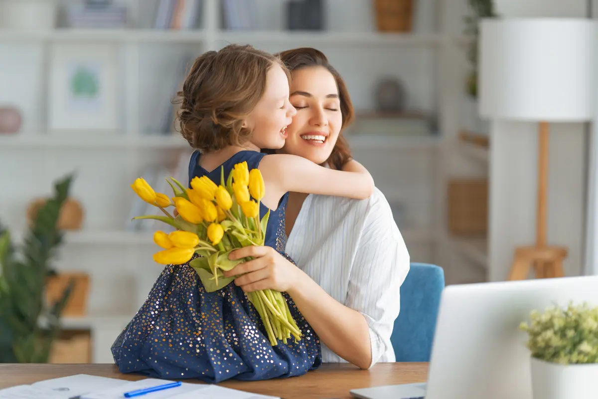 El mejor regalo para mamá, sugiere la IA, es el que está dado con el corazón. Foto: Canva